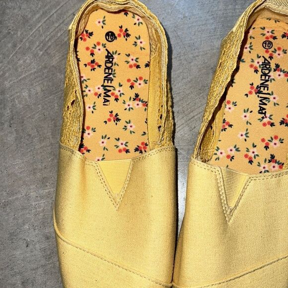 Ardene mustard Yellow Toms Style Slip on Flats w Lace Detailing Size 10 - Picture 6 of 7
